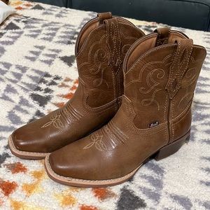 Justin Ladies Boots 7.5 GY9510 7" Chellie Tan
Justin Boots